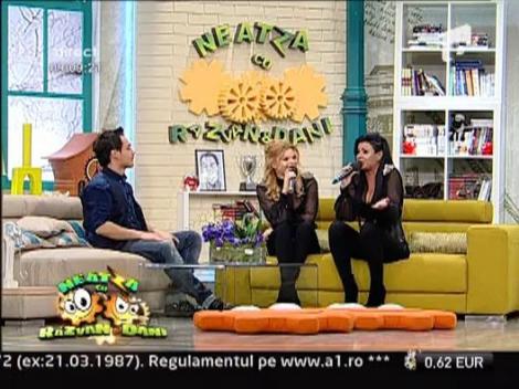 Fetele de la "Senzual" se cumintesc: Nu vor mai canta cu lenjeria intima la vedere! Dar isi dau cu miere pe buze