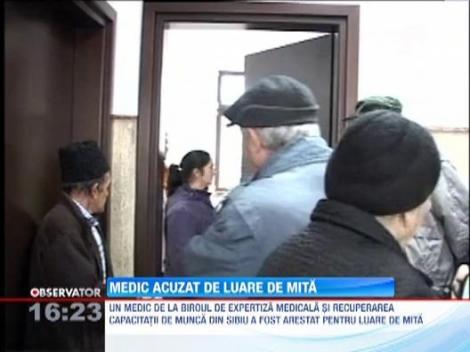 Medic acuzat de luare de mita