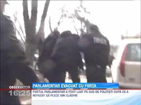 Parlamentar evacuat cu forta