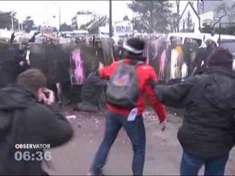 Franta: 19 politisti au fost raniti in timpul confruntarilor cu angajatii unei fabrici de anvelope ce urmeaza sa fie inchisa