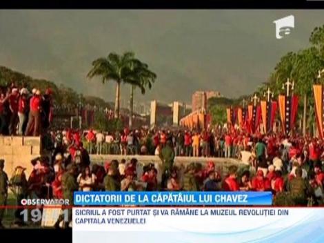 Hugo Chavez a fost condus pe ultimul drum de zeci de mii de oameni