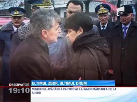 Cei doi militari morti dupa prabusirea unui elicopter, condusi pe ultimul drum