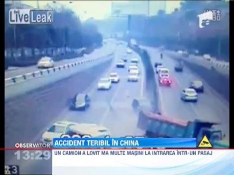 Accident teribil in China! Un camion supra-incarcat loveste mai multe masini din trafic