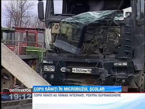 Accident grav in Bihor: un microbuz scolar s-a ciocnit cu un camion