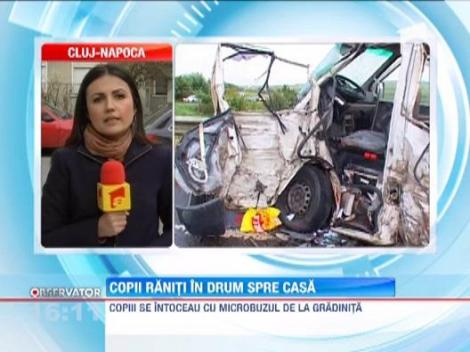 Microbuz lovit de TIR, in judetul Bihor: 7 copii de gradinita au fost raniti