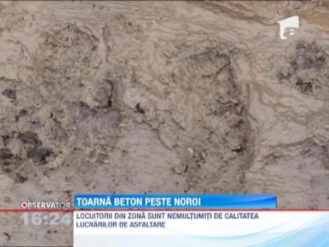 Asfaltul se toarna direct in noroi la Dej!