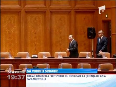 Traian Basescu a fost huiduit din nou pe holurile Parlamentului