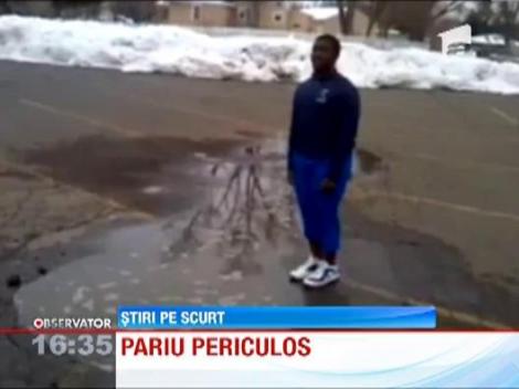 Pariu periculos! A sarit intr-o groapa plina cu apa, pentru un dolar!
