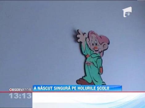 A nascut singura pe holurile scolii