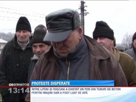 Drum judetean blocat in semn de protest fata de abandonarea lucrarilor la un pod peste raul Suceava