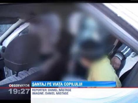 Un barbat din Tulcea si-a urcat copilul pe bloc si a amenintat ca se arunca impreuna cu el daca sefii nu-i dau locul de munca inapoi