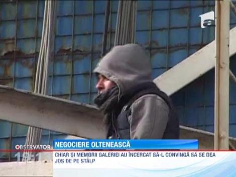 Un fan al Universtatii Craiova a protestat pe un stalp al nocturnei stadionului din oras