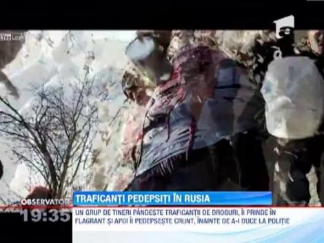 Pedeapsa pentru traficantii de droguri din Rusia: sunt legati si le toarna vopsea si fulgi in cap