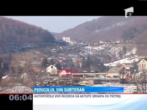 Un crater cu un diametru de 5 metri a aparut in curtea unei case din Anina