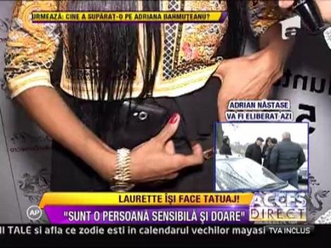 Laurette isi acopera cicatricile de pe abdomen cu un tatuaj