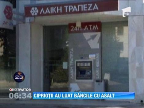 Cipriotii au luat cu asalt bancomatele