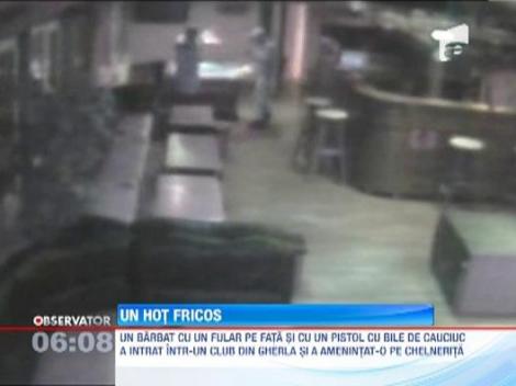 Jaf esuat intr-un club din Gherla. O chelnerita i-a tinut piept unui tanar inarmat, care in cele din urma a fugit