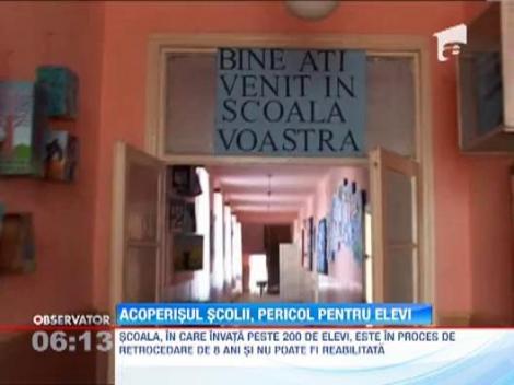 O eleva din Bistrita a fost la un pas de moarte, dupa ce o bucata din acoperis i-a cazut in cap