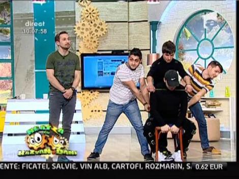 Iron Man de Romania a indoit o bara de metal cu gatul