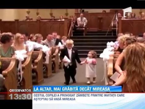 Cea mai draguta domnisoara de onoare! O fetita a inceput sa planga in fata altarului, pentru ca a uitat florile