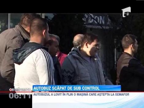 Un autobuz cu 20 de pasageri a trecut pe rosu, pe langa cativa pietoni, si a lovit in plin o masina in care erau trei oameni