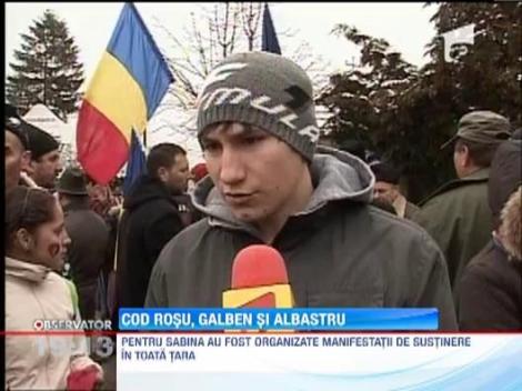 Manifestatii de sustinere in toata tara pentru Sabina, eleva amenintata cu moartea pentru ca a purtat o bentita tricolora