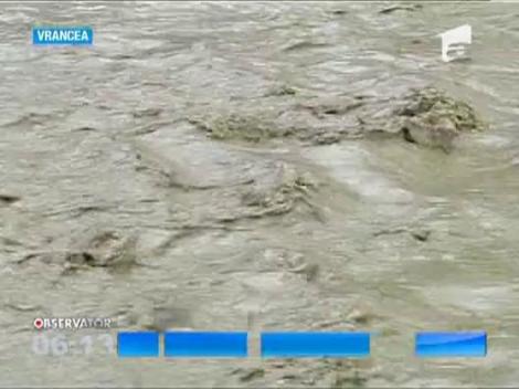 In Vrancea, mai multe familii au ramas izolate, dupa ce drumul a fost inundat