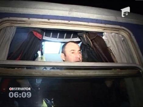 Sute de oameni au asteptat ore intregi in garniturile de tren, dupa ce hotii au furat cablurile de alimentare de pe tronsonul Bucuresti - Ploiesti