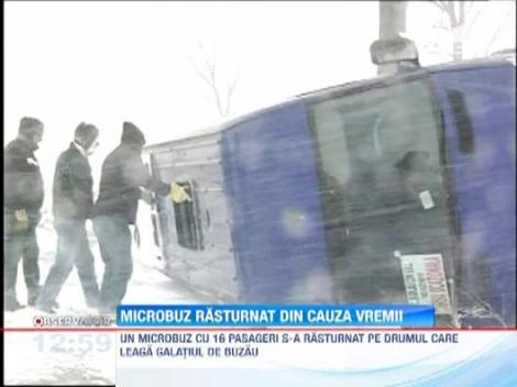 Un microbuz cu 16 pasageri s-a rasturnat pe drumul care leaga orasele Galati si Buzau