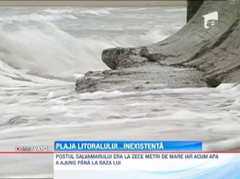 Plaje inexistente pe litoralul romanesc! Furtuna a provocat inundarea tarmului cu pana la patru metri