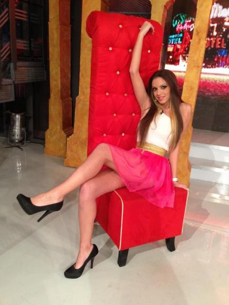 Sedinta foto in lenjerie intima la -5 grade! Asistenta provizorie a lui Capatos nu se teme de nimic!