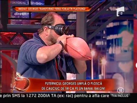 Georges Christen umfla o plosca de cauciuc de TIR ca pe un banal balon