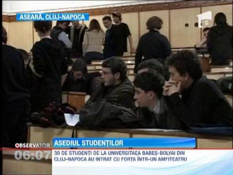 Treizeci de studenti de la Universitatea Babes-Bolyai din Cluj-Napoca au intrat cu forta intr-un amfiteatru