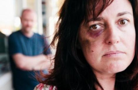 Victimele violentei conjugale din Romania nu au curaj sa ceara ajutorul instantelor de judecata