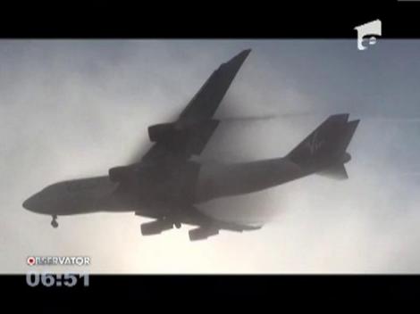 Imagini impresionante cu o uriasa aeronava Boeing 747 care aterizeaza prin ceata