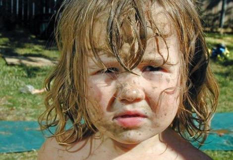 3 copii cu varste intre 1 si 3 ani, gasiti intr-o cladire abandonata