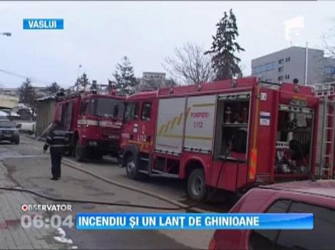 Un incendiu puternic a mistuit acoperisul fostei protoierii din Vaslui