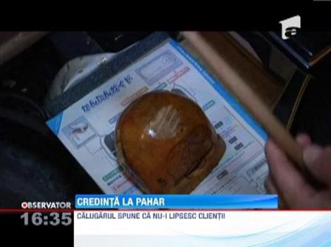 Un calugar budist conduce un bar unde, in loc de karaoke, clientii asculta cantece religioase