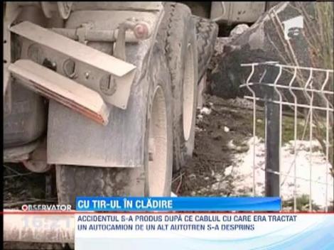 Sediul unei firme de textile, daramat de un TIR