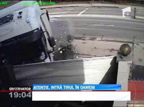 UPDATE / Sediul unei firme de textile, daramat de un TIR