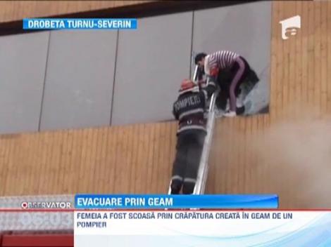 Incendiu puternic la un complex de agrement din Drobeta Turnu-Severin. O femeie a fost salvata in ultima clipa