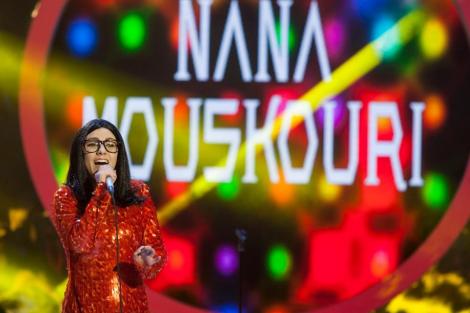 Ioana Anuta se transforma in Nana Mouskouri – “Milisse Mou”
