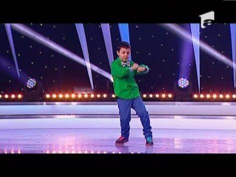 Alex, pustiul de noua ani care face "popping" si da autografe