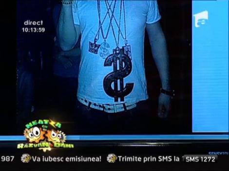 Puberu, poza cu semnul dolarului la gat