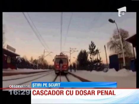 S-a filmat in timp ce mergea cu schiurile legat de un tren