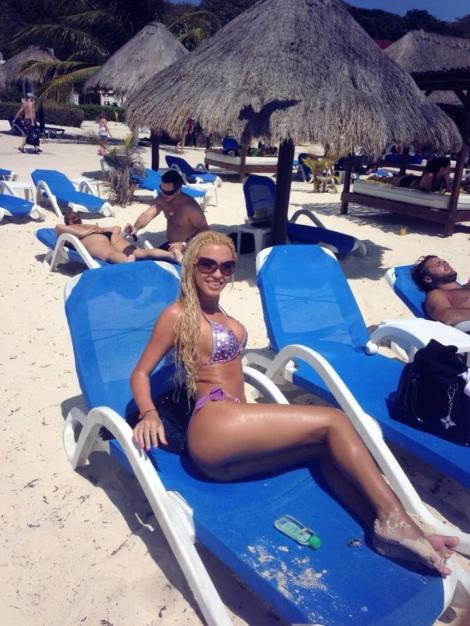 Loredana Chivu, fierbinte pe plaja din Cancun