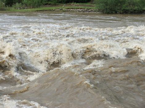 UPDATE/ COD ROSU de inundatii pentru raul Jiu