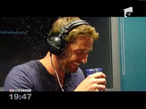 VIDEO: Gerard Butler isi face de cap prin Londra. Fara Madalina Ghenea!