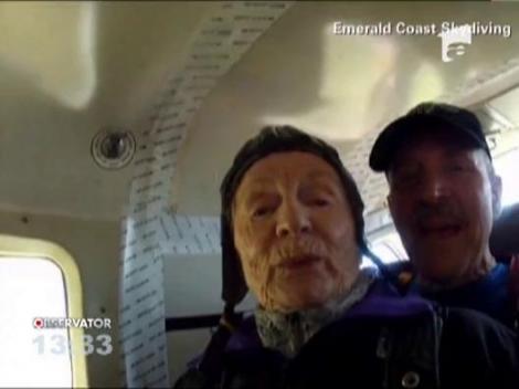 O batrana de 90 de ani si-a facut cadou un... salt cu parasuta!