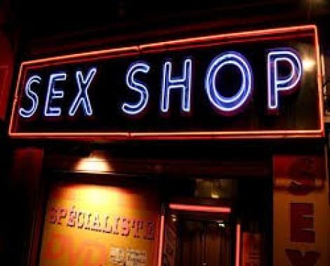 Doi tineri din Rusia au jefuit un sex shop